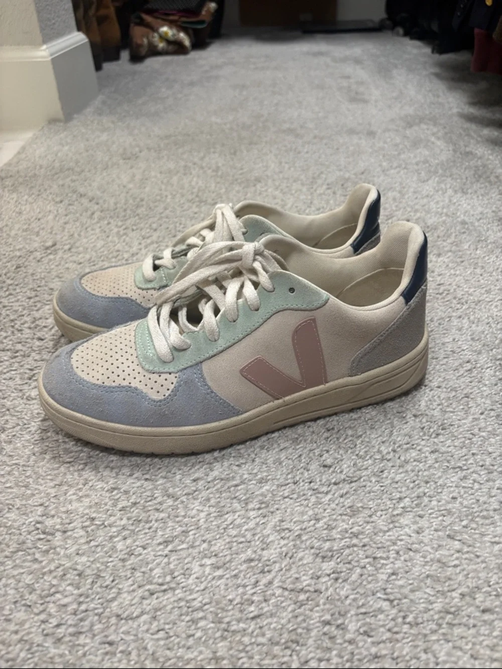 Veja Vert size 9 Low-Top Sneakers in Cream, Pastel Pink, Mint & Light Blue